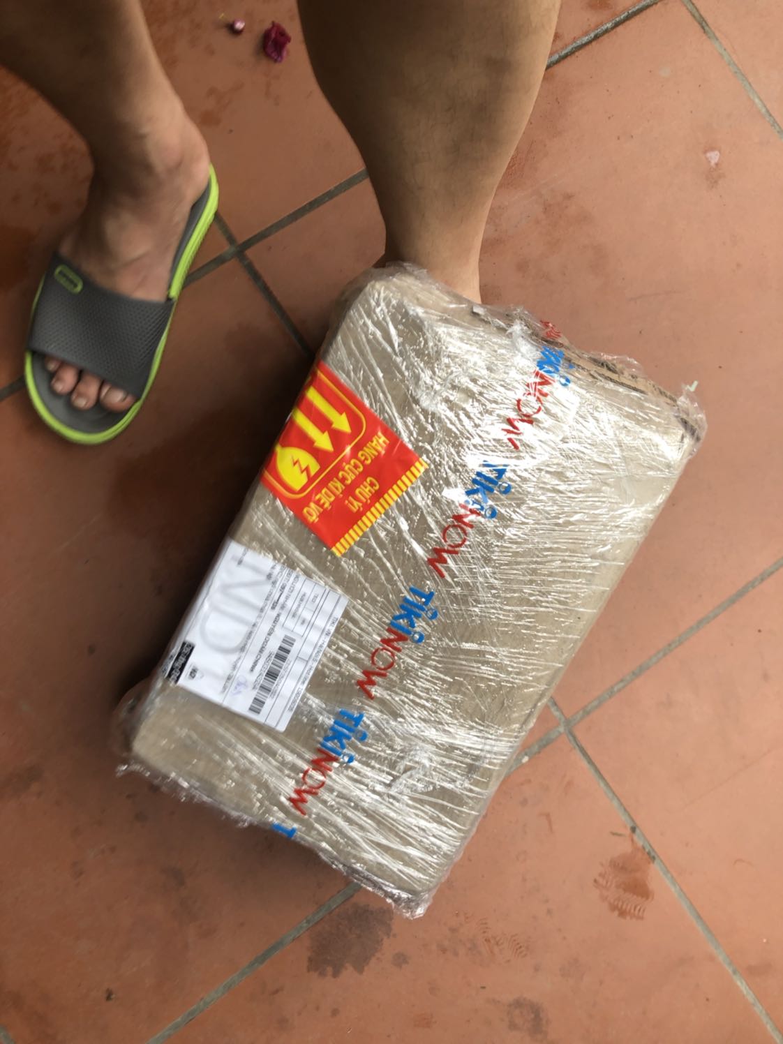 Giao hàng nhanh 
Nhân viên nhiệt tình lễ phép
Hàng đúng quảng cáo
Chủ yếu lấy cái cốc nên khá hài lòng, cốc to đẹp đúng màu đen mình thích
Tuy nhiên hơi méo phần đáy nhưng không sao
Pepsi thì không quan trọng
Sẽ mua tiếp vì lầm đầu mua thấy ok hơn Shoppe hay *** cái khoản giao siêu nhanh