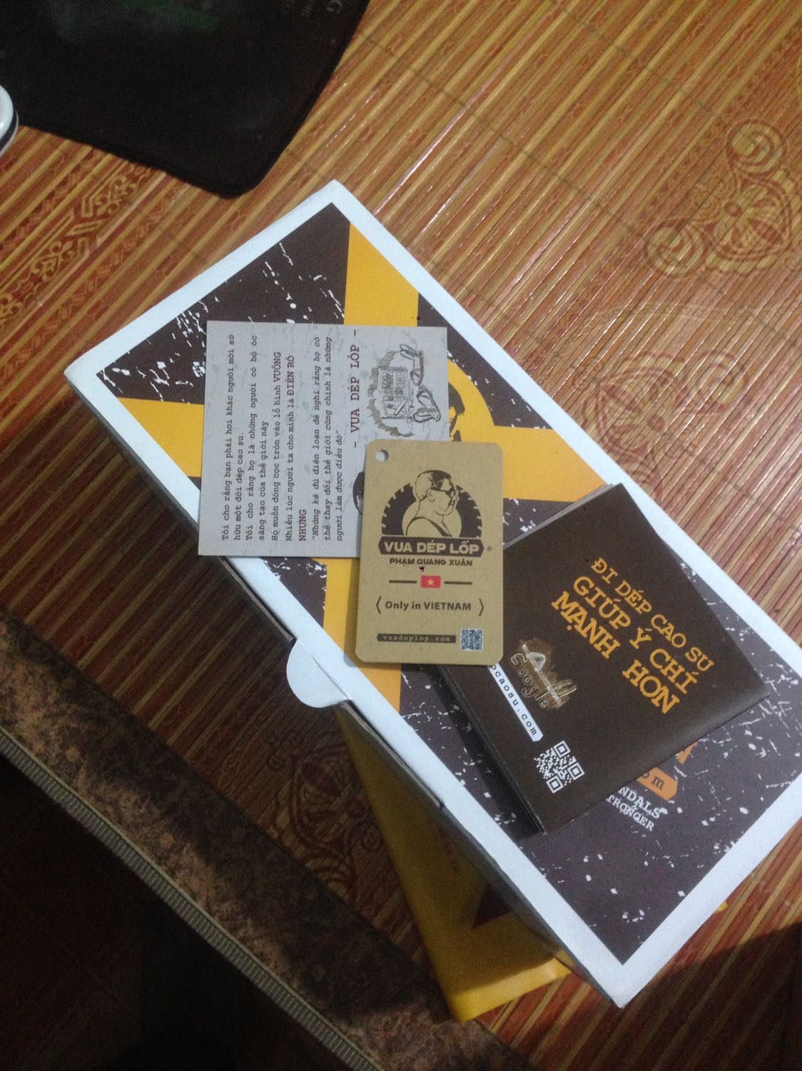 Mình đi cỡ dép giầy cỡ 43, mua 43 vừa (hơi rông một chút thôi), dép đẹp, hộp và thiệp rất đẹp !