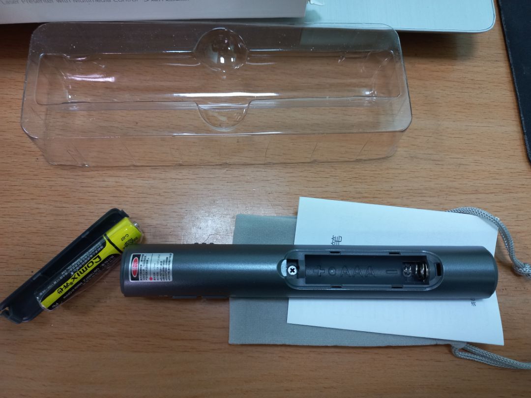 Giao hàng nhanh, bút lắp pin vào là chạy luôn. Tương thích với Microsoft Office. *** đủ chức năng, đèn laze sáng, chiếu xa 10m trong môi trường văn phòng.