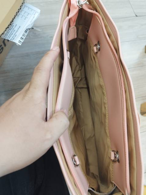 Màu túi rất đẹp ,kiểu dáng thời trang , ví tặng kèm cũng đẹp và  tiện dụng nữa ....