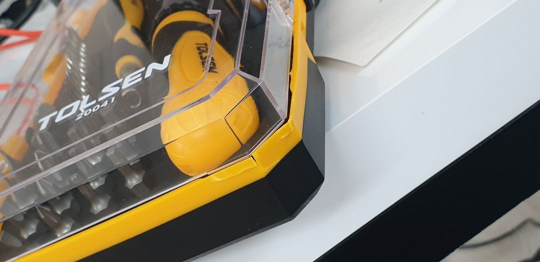 Đề nghị đổi hàng do hộp đựng sản phẩm bị bể góc như hình miêu tả. Nguyên nhân có thể do đóng gói (không có bao bong bóng chóng sốc), hoặc do vận chuyển của Tiki..., Tuy nhiên, đây là sản phẩm không hoàn hảo..., chưa xét tới chất lượng sản phẩm bên trong