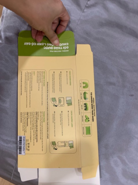 - Màu xanh mát mắt.
- Có thể tháo phần túi thuốc, miếng tạo nhiệt ra để giặt sạch, do phần vải là da lộn/nhung nên mình giặt với sữa tắm, phơi trong bóng râm.
- Nên lấy khăn ẩm sạch, lau phần ngoài trên túi thuốc, giúp sạch bụi bẩn. 
- Nhiệt ở mức cao làm nóng nhanh, nên mình dùng cho 15’ đầu, lát sau mình chuyển sang mức các mức khác (mình dùng chườm bụng, phần da mỏng).
- Gối chườm quà tặng kèm theo: bỏ lò vi sóng như hướng dẫn, nóng lâu.

Tóm lại: nên mua nhé, mình sẽ trải nghiệm thêm những sản phẩm khác.