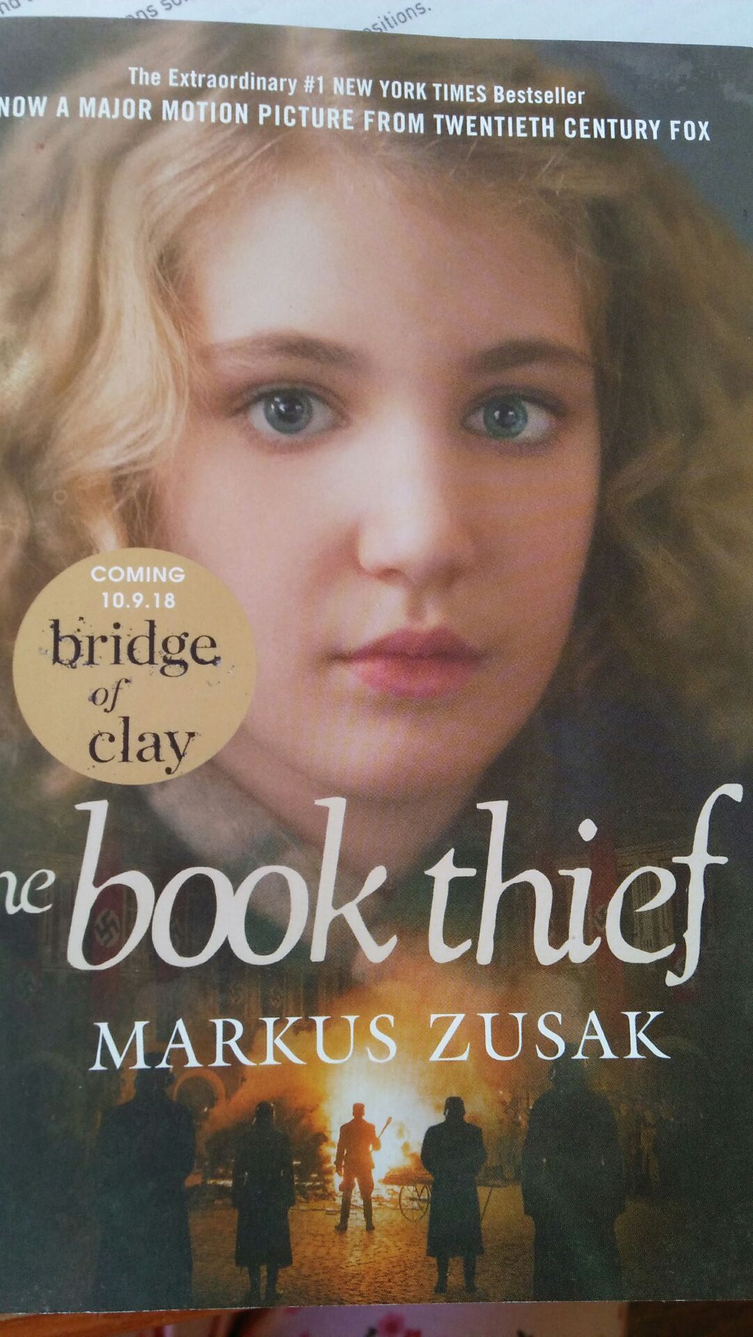 Sản phẩm đóng gói chắc chắn tuy nhiên sách có vẻ hơi cũ và có một số trang in hơi thừa giấy.