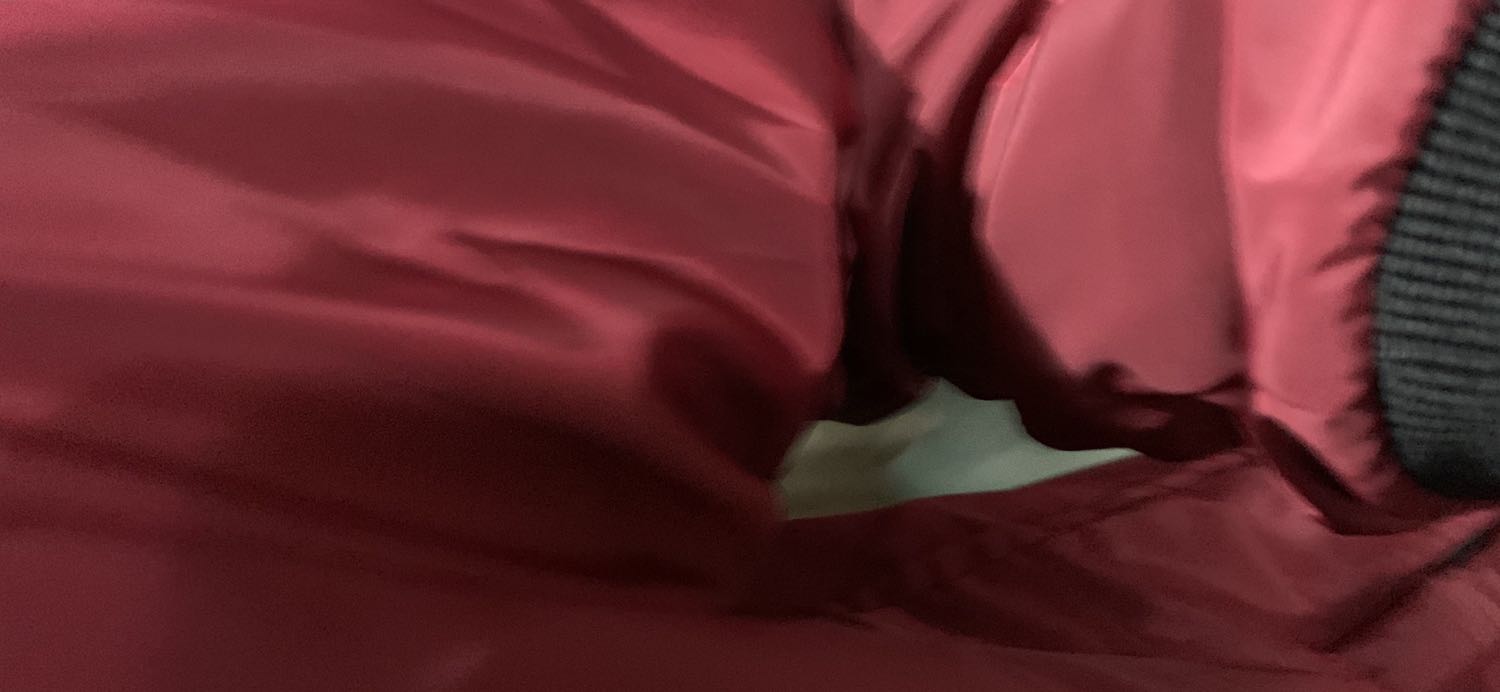 áo tốt. dày. mà màu hơi đậm , mình bận áo này nổi trội giữa đám đông luôn. hehe. nhưng áo chất lượng. good