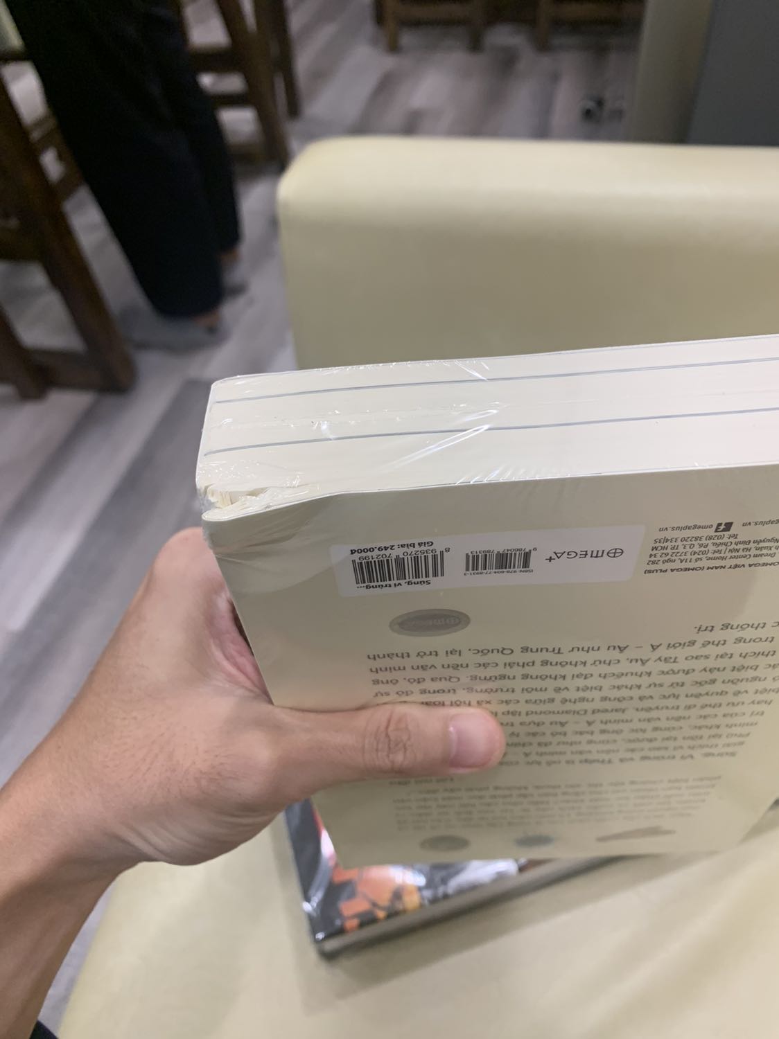 Đang rất mong đợi quyển này, mà nhận được thì quá buồn cho một cuộc tình éo le. Sách không chỉ cấn móp góc mà còn rách luôn, nhìn buồn dễ sợ

Dẫu sao liên hệ với tiki vẫn được đổi sách khác, nhưng phải chờ đợi vài ngày nữa

Cám ơn tiki đã hỗ trợ dịch vụ tốt!