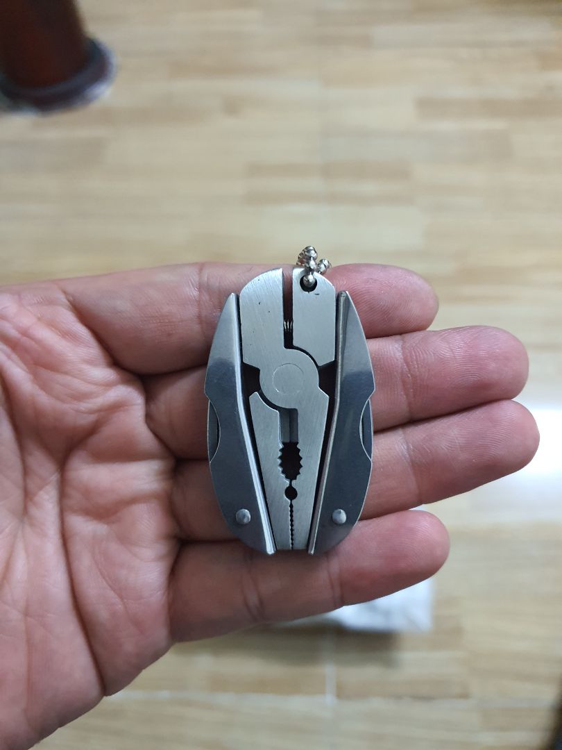 Hàng đẹp, móc vô balo, chìa khóa đều tiện, cán xoay bằng con tán nên dùng 1 thời gian chắc chắn sẽ lỏng. Nhưng với giá 37k thì ko có gì để chê.