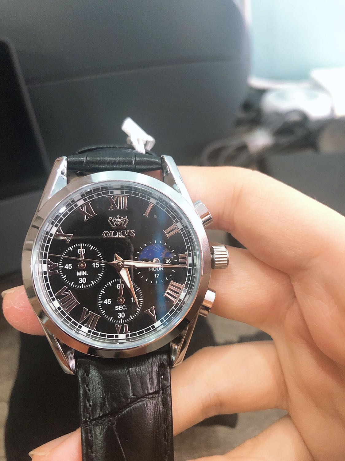 Đầu năm dc lì xì xịn xò ,mặt đồng hồ thiết kế khá lạ, độc đáo,đeo thoải mái không bị vướng như nhiều loại dây khác, đầy đủ tem mác sách hướng dẫn chính hãng. Nói chung k chê đc điểm gì với giá tiền này. Bảo hành hẳn 1 NĂm thì cũng rất yên tâm. Ok ok ok ok ok ok ok