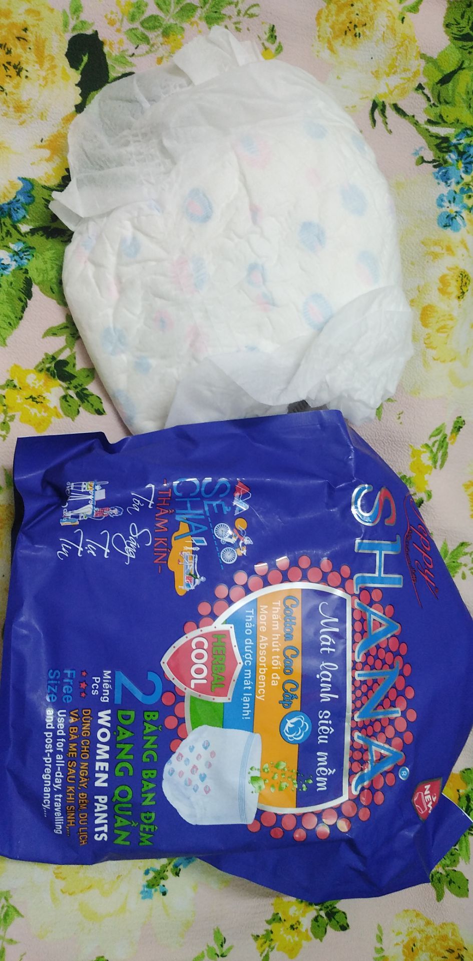 ưu điểm:
-giá rẻ
-bao bì đẹp
-dễ sử dụng,phân biệt rõ ràng mặt trước mặt sau.

khuyết điểm ( này nếu bạn nào đã dùng loại băng quần diana thì sẽ thấy khuyết điểm nhỏ của loại Shana này)
-1 bao bì luôn cho 2 sp bên trong khiến hơi quan ngại về vấn đề ẩm cho sp còn lại nếu lấy xài 1 sp trc đó 
- không thoải mái bằng diana do sp freesize nên sẽ có bạn hơi rộng
- phần băng bị chùng chình nên tạo cảm giác không thoải mái lắm (1 chút k thoải mái thôi)
=> sản phẩm giá thành rẻ,hợp túi tiền dễ sử dụng với những bạn dễ tính(chưa sử dụng diana,riêng mình cảm thấy thích diana hơn mặc dù giá thành diana hơi cao)