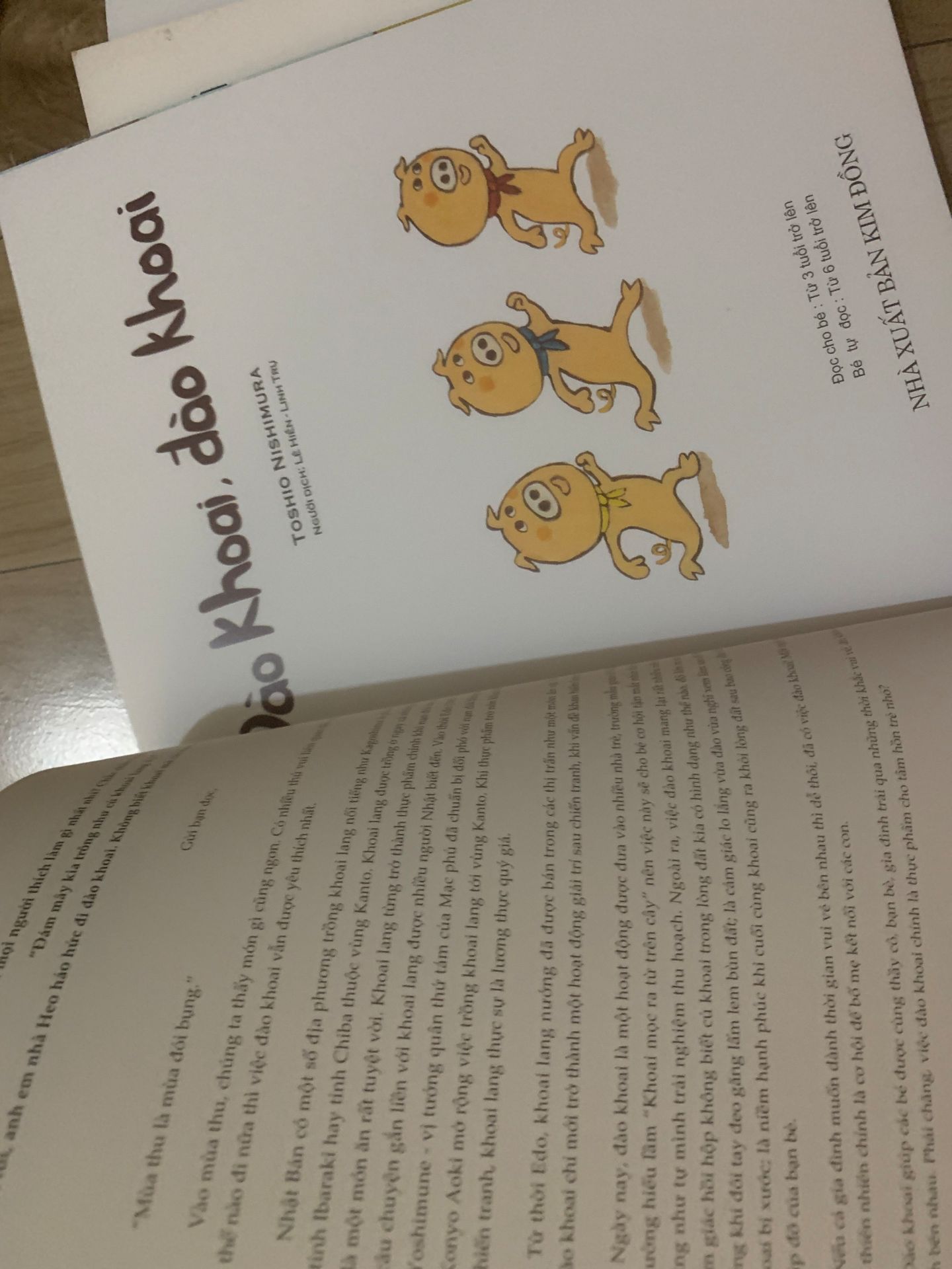 con mình đặc biệt thích sách bên này, cứ líu lo đọc theo mẹ suốt