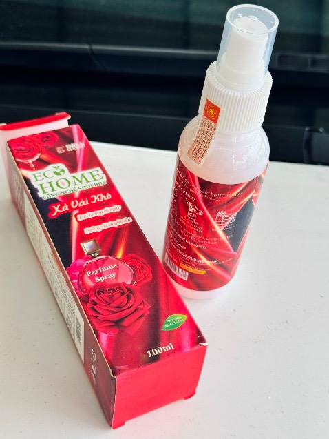 Mình mua lại lần 2 rồi vẫn thích màu đỏ nha. Hương quyến rũ nhẹ nhàng như nước hoa. Giá mềm mà sử dụng lâu. Mình nhác xả vải nên xịt cái này đi làm mỗi ngày. Xịt 1 ít thôi là dc