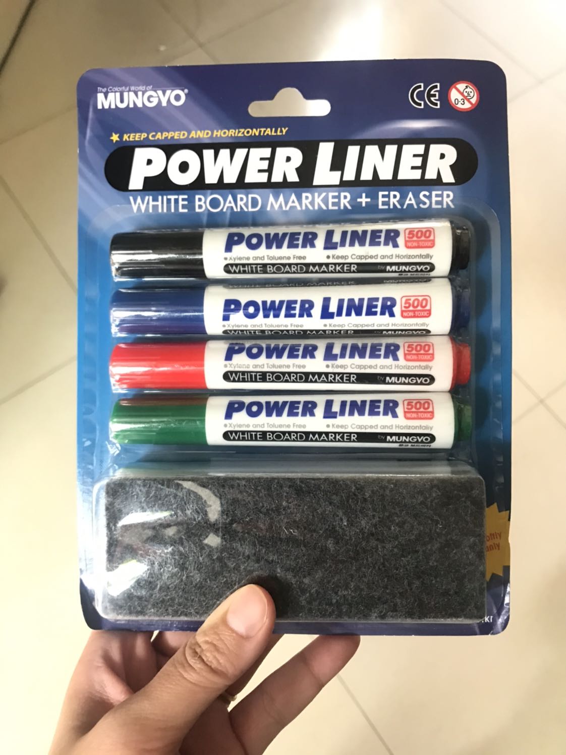 Fahasa giao vừa đúng lúc cây bút lông cuối cùng ở nhà hết mực. Nhận được hàng bé mình thích lắm, có bút viết bảng chơi mùa dịch. Cám ơn Fahasa và Tiki rất nhiều!!! ❤️❤️❤️