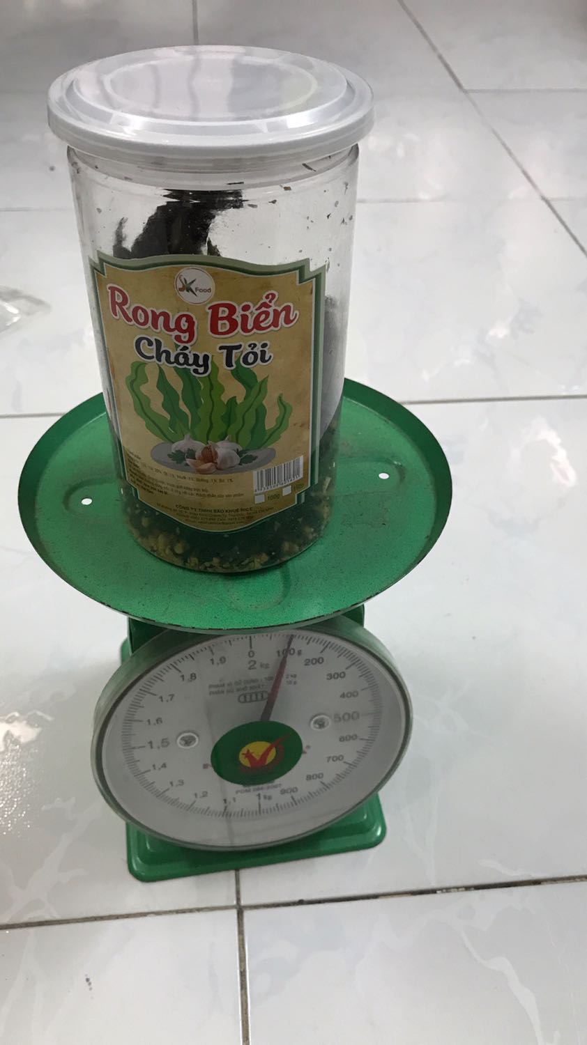 Rong biển sấy giòn, vị vừa ăn, thơm mùi tỏi, ngon  5 sao cho hương vị nhưng điểm trừ là ghi hộp 100g nhưng là 100g luôn hộp (mà cái hộp nặng hơn 55g rồi!!!) nên khui ra chỉ có 1 nhúm rong biển ăn xíu là hết ngày. Muốn mua hộp đóng gói nhiều hơn (200, 500g) mà không có, chỉ có 1 trọng lượng như thế thôi! Thật phí tiền cho những cái hộp và thải nhiều rác ra môi trường nữa!