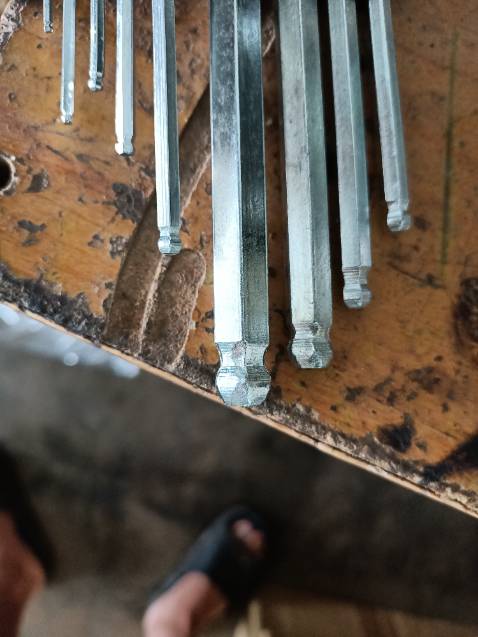 Cố gắng nhìn cũng dc hàng rẻ tiền mà chất liệu non dùng it cũng dc gia công nhìn thô với giá đó thì chấp nhận được