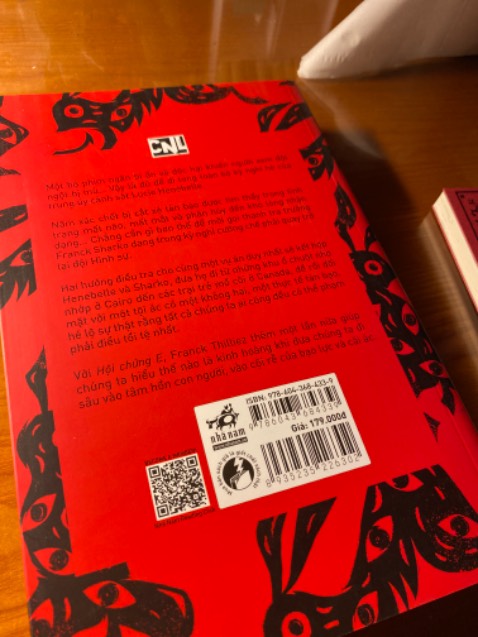 Rất đẹp lun ạ, đặt đêm hôm trước mà chiều hôm sau có, shipper cute, gói hàng chắc chắn, sách mới, mua nhiều lần rùi nên cực kì yên tâm