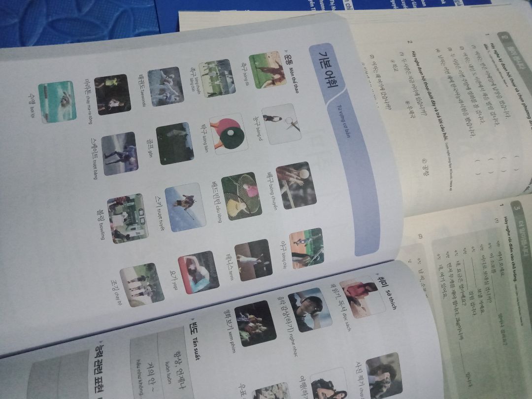 mình k thích chất giấy của sách màu lắm  còn sách bài tập đều là k màu nhưng sao sc1 và sc2 chất giấy lại khác nhau nhỉ? mình thích giấy hơi vàng vàng như bộ k màu sc2 mình mua hơn, giấy mịn, viết bút chì tốt, nhìn k bị đau mắt. Cả phần tiêu đề sách sao bộ thì đỏ, bộ thì đen là như nào nhỉ???
tóm lại là mình thấy bộ sơ cấp 2 k màu mình mua của tiki trading là thích nhất. có màu thì nhìn vui mắt nhưng cũng k đẹp hơn là bao đâu, mua k màu cũng rẻ hơn nhiều nữa