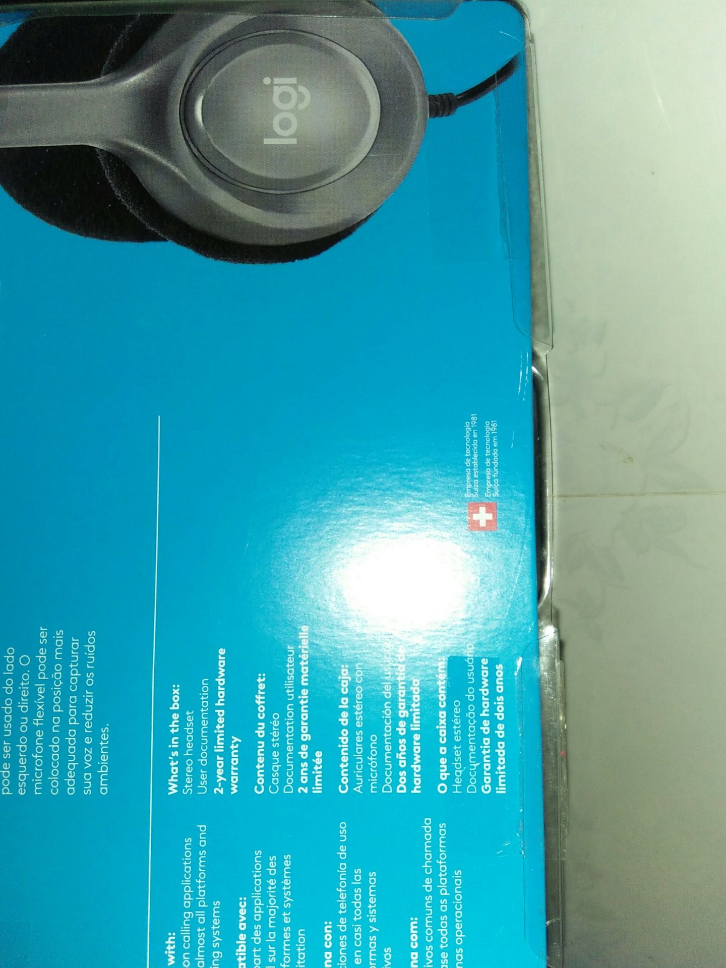 Giao hàng mùa giãn cách cần nhiều kiên nhẫn, cũng may là đến trước khi mình còn khóa học online, mục đích chủ yếu có nhiêu thôi.
Hàng đẹp, âm thanh hay, trầm ấm.
Hy vọng xài bền vì giá cũng không rẻ. 
Hình như có dấu hiệu bị cắt keo dán để kiểm tra trước khi giao hay sao ak? (Ảnh cuối)