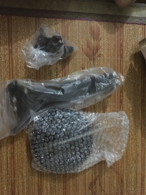 Hàng dùng chắc chắn, dùng rất thích tay, mỗi tội nếu chỉnh nhiều thì phải vặn ốc và lỏng ốc nhiều, vì đế di động 360 độ nên không ren vặn chỉ có các mấu nên lúc đầu dùng hơi hoảng, cảm giác không chắc chắn nhưng sau dùng thấy được không bị bung bật gì. Sản phẩm chắc chắn không èo ọt. Shop gói hàng chắc chắn, chống va đập ok