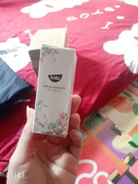 Shop giao hàng nhanh. Gói hàng siêu cẩn thận. 
Mới mở ra đã thấy mùi tinh dầu.
Mh mua lần đầu của shop và so sánh với các hãng mình đã từng dùng thì mình thấy tinh dầu của kobi thơm hơn, đậm đặc và quan trọng nhất là cảm giác rất tự nhiên. Tầm giá thù sản phẩm khá ok với mh.
5 sao cho shop.