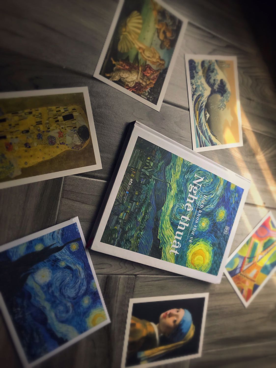 Mình đang tìm mua quyển sách này nhưng giá gốc tận 450k lận. Tình cờ thấy quảng cáo trên Tiki deal sách giá hơn 300k xíu nên mình mua luôn. Ban đầu không kì vọng là mình sẽ nhận được bọc silk và có postcard đâu nhưng mà mình nhận được đủ luôn. Sách đóng gói rất cẩn thận và cũng bao gồm cả postcard luôn. Nói chung là không có gì để chê luôn!!!