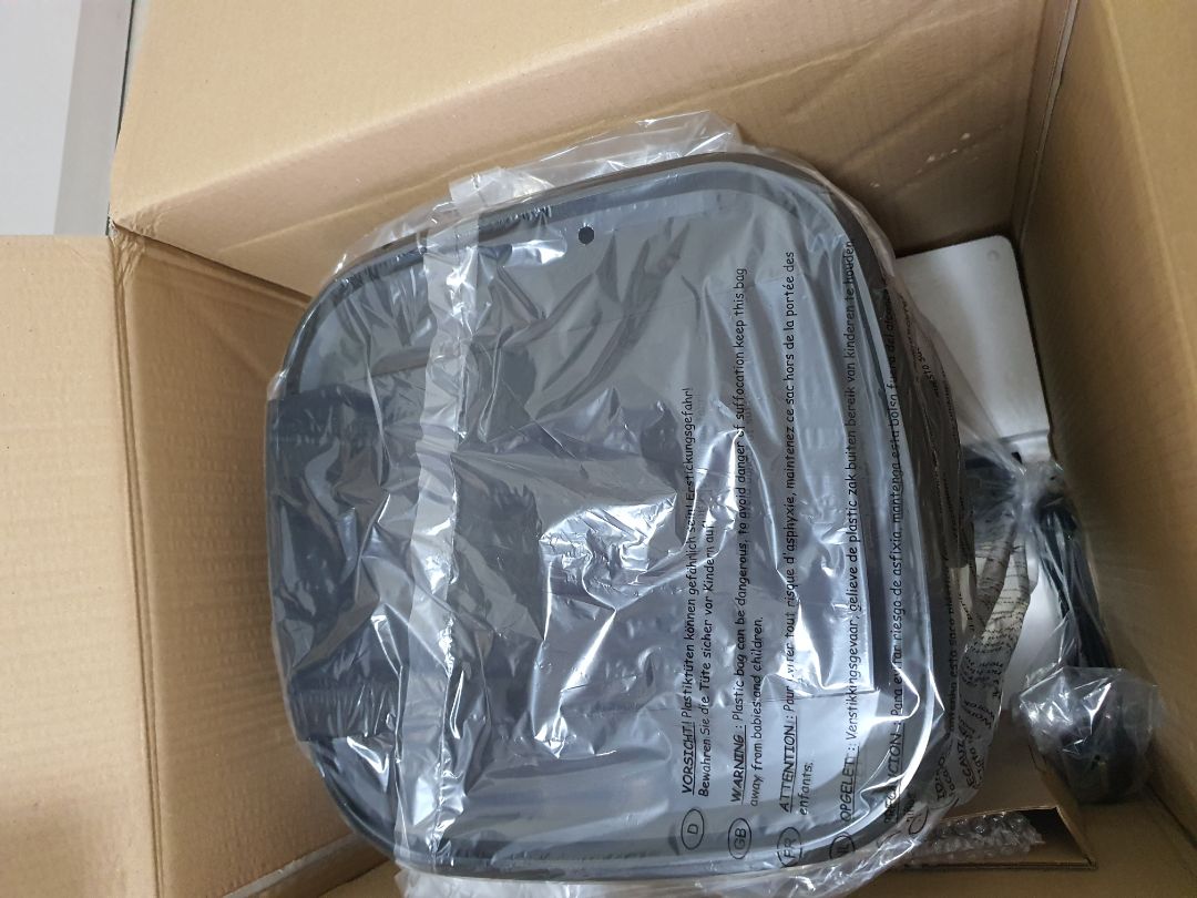 Giao hàng vào đúng lúc mưa gió, thùng hàng bị ướt nhẹ vài chỗ, tuy nhiên Tiki đóng hàng chắc chắn nên bên trong không bị sao. Hàng mới, đủ phụ tùng và phiếu bảo hành. Nhìn chung là rất hài lòng.