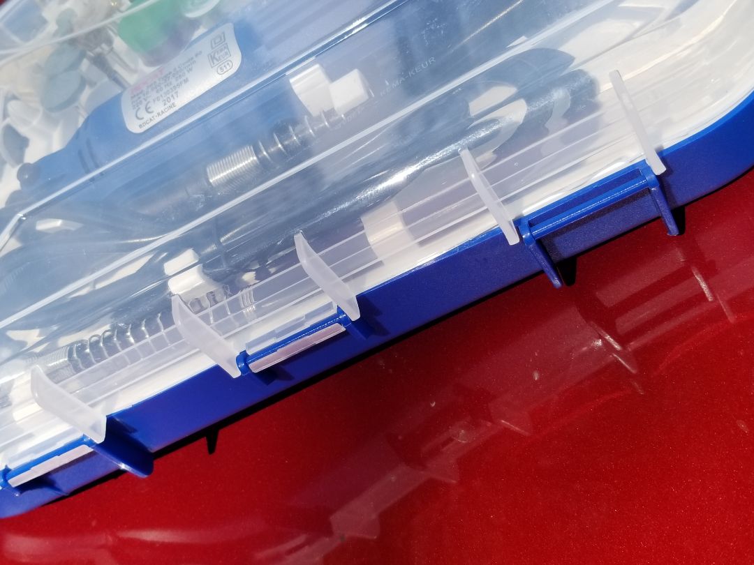 Giao hàng ok, nhưng mà hộp đựng bị bể, gãy khóa không khóa được. Về chất lượng để xài thử mới nói được. Đề nghị shop kiểm tra kỹ rồi mới giao nhé.