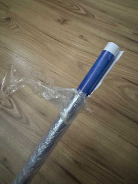 Lịch to nhưng in trên giấy quá mỏng nên rất dễ rách. Đóng gói quá chặt quấn rất sát nên rất khó lấy sản phẩm ra, trong lúc tháo ra rất dễ rách.