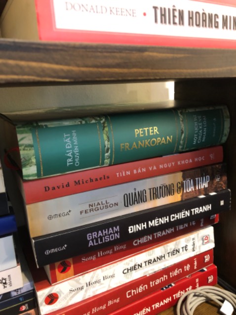 Sách viết khá dài dòng lôi thôi. Tác giả giống người tổng hợp từ nhiều nguồn hơn, cách xây dựng và viết đề tài này không logic và bị lan man, chưa hiểu ông dẫn dắt mọi người đi về đâu.

2 cuốn trước của tác giả này viết hay hơn nhiều “con đường tơ lụa” và “con đường tơ lụa mới”
