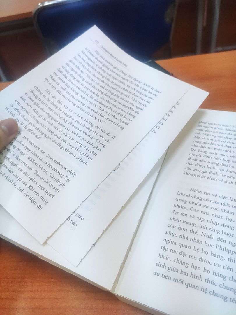 đây là lần đầu tiên mua sách ở tiki nhưng lại bị bung keo như thế. Đọc ở những trang đầu ko sao nhưng tầm trang 150 tới 200 là giấy bung ra.