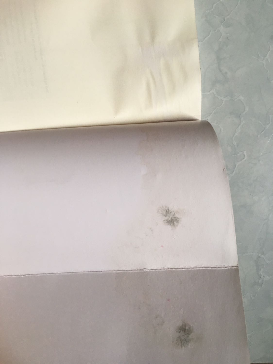 Háo hứng mở hộp ra thì nhận được cuốn sách bẩn, bị thấm nước ố màu mất mấy trang, cạnh góc còn quăn gẫy, thực sự thất vọng quá Tiki ơi. Sao lại thế này ???????