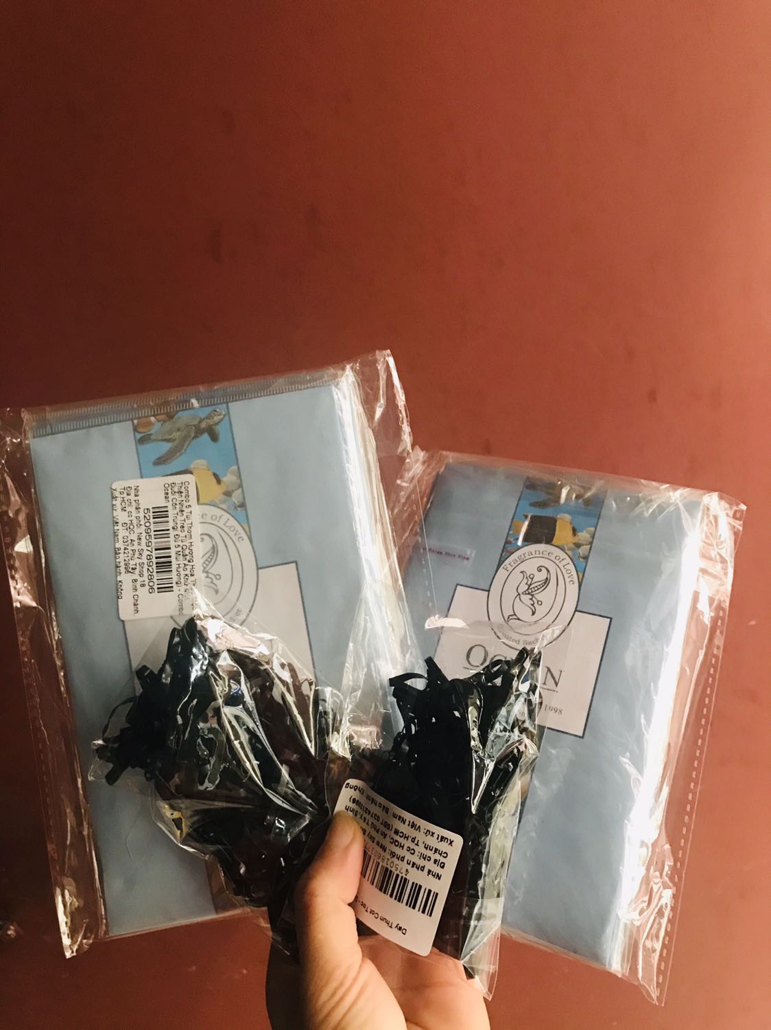 Mua lúc giảm giá nên giá khá mềm, được tặng hẳn 2 bịch thun cột tóc, mình đã bỏ thử vào tủ đồ, thấy thơm nhẹ nhẹ thôi. Nhưng vậy ok rồi. Cảm ơn shop và Tiki.