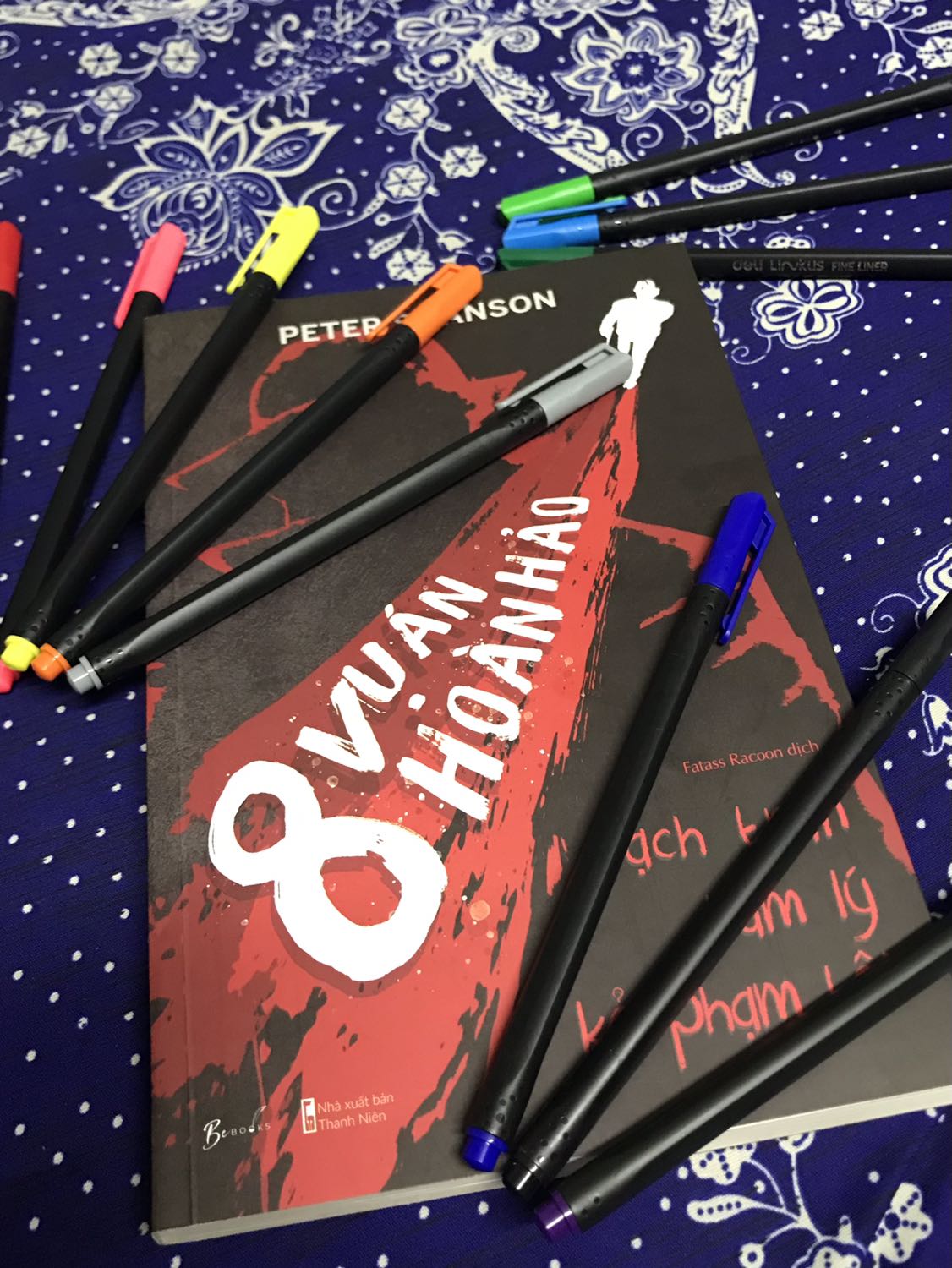 Các bạn ơi, đừng nhầm tựa cuốn sách “8 Vụ Án Hoàn Hảo” là 1 tuyển tập gồm 8 câu chuyện ngắn về 8 vụ án nhé. Nó đích thực là 1 cuốn tiểu thuyết trinh thám liền mạch, dầy khoảng 300 trang với những tình tiết xoắn giật, căng thẳng và vô cùng hấp dẫn.

Các bạn nên cân nhắc trước khi đọc cuốn sách này, vì nó có khả năng spoil các tựa sách khác, chẳng hạn: Sát Nhân A.B.C (Agatha Christie), Vụ Ám Sát Ông Roger Ackroyd (Agatha Christie), Người Lạ Trên Tàu (Patricia Highsmith), Khoản Bồi Thường Gấp Đôi (James M. Cain)…

Đây là một cuốn tiểu thuyết trinh thám với cốt truyện mới lạ, thú vị. Mạch truyện tương đối chậm, không quá rối rắm phức tạp, nhưng đủ để ghìm bạn không thể đọc nhanh được. Bạn thực sự cần những khoảng lặng để suy ngẫm, đánh giá, phán đoán, sàng lọc các tình tiết gợi mở mà tác giả cài cắm rất khéo léo trong sách, cốt để tìm ra sự thật trước cả khi tác giả bật mí. 

À mà thôi, đọc nhanh hay đọc chậm, qua loa hay tỉ mỉ, lật tới hay lật lui…. thì bạn cũng chẳng đoán được hung thủ đâu. Một cú plot twist ngoạn mục đủ sức vo viên các kiến thức thặng dư về trinh thám của các bạn thành con số KHÔNG tròn trĩnh.

Tiki ship đúng hẹn. Sách mới nguyên seal, đóng gói không có xốp chống sốc nhưng sách không bị ảnh hưởng.