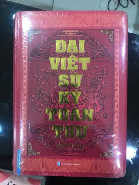 Sách tồn kho bên ngoài nhìn cũ, bìa rách lần đầu phải yêu cầu đổi trả