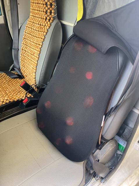 Đệm êm có một lớp đệm da lót lên vừa êm vừa ấm. Để lên xe ngồi vừa khít cắm được nguồn trên ô tô rất tiện. Cái đệm da ngồi lâu thì hơi hấp hơi nóng thì có thể lật ra đằng sau. Mua hàng có bảo hành nhưng không mong cần bảo hành gì. Chât lượng tốt!