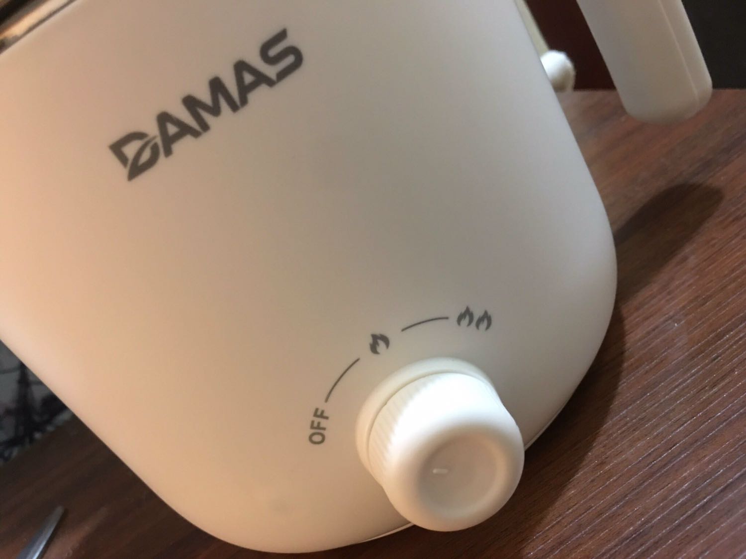 Sản phẩm nhỏ gọn đẹp, giá tiền hợp lý, lòng nồi là inox không gỉ bóng loáng, thiết kế tuy đơn giản nhưng tỉ mỉ sang trọng ko màu mè như các hãng khác. Trước khi đặt cũng tham khảo rất nhiều hãng nhưng tình cờ thấy được sản phẩm này của hãng, cũng hơi lăn tăn vì sản phẩm thấy mới đăng bán nhưng đọc mô tả sản phẩm thấy phù hợp với nhu cầu của mình và hơn nữa là giá thành tương đối ổn so với mặt bằng chung lại còn được bảo hành 12 tháng lận nên rất là yên tâm luôn. Khi nhận hàng thì thấy rất ưng ý vì đẹp hơn mình nghĩ ^^ *** nồi còn có tem bạc chống hàng giả rất uy tín luôn