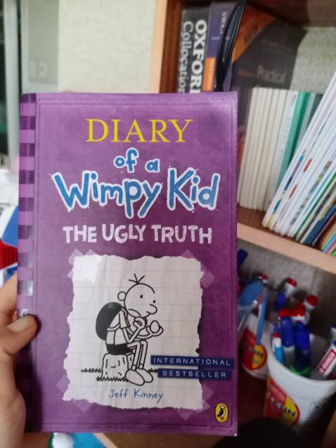 Bộ truyện được viết với văn phong hài hước . đây là những cuốn sách giúp người học tiếng anh rèn luyện thêm từ vựng và mẫu câu trong  đời sống giao tiếp