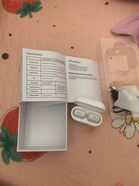 Sáng giờ lên tiki mò hoài mới ra em này, nói thiệt nha: ưng ẻm quá trời luôn! 
- Vừa tai! Đủ các nút cho các lỗ tai các chế từ to đến nhỏ.
- Âm thanh êm! Sóng đều, không bị mất sóng như các hãng khác.
- Kiểu dáng nhỏ gọn! Cái này mình thích nè😘
- Cảm ứng nhạy! 
- Giao hàng nhanh *** đạn! 
- Bọc hàng bên tiki thì khỏi chê rồi, bọc kĩ quá! Tháo mắc mệt luôn! Hihi nhưng mà thích😊
- Mua hàng chính hãng  nên an tâm dã man.
* Nói chung thích em này quá nên review kĩ kĩ cho các bạn nào đang có ý định mua nè! Nên mua nhé! 👍🏽👍🏽