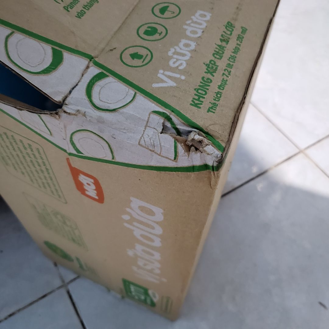 hàng giao thì lâu. thùng sữa thì k bk bị gì dính tùm lum thấy ghê. phải bỏ quá trời hộp. cái gì rích quá trời lại đen nâu . trong thùng thì bấy nhày ghê quá. bán hàng k có tâm . cái thùng bị lũng lỗ . sữa thì có hộp k còn 1mieng trong hộp. màu gì nâu nâu dính trong hộp quá trời thấy ghê . tệ quá
