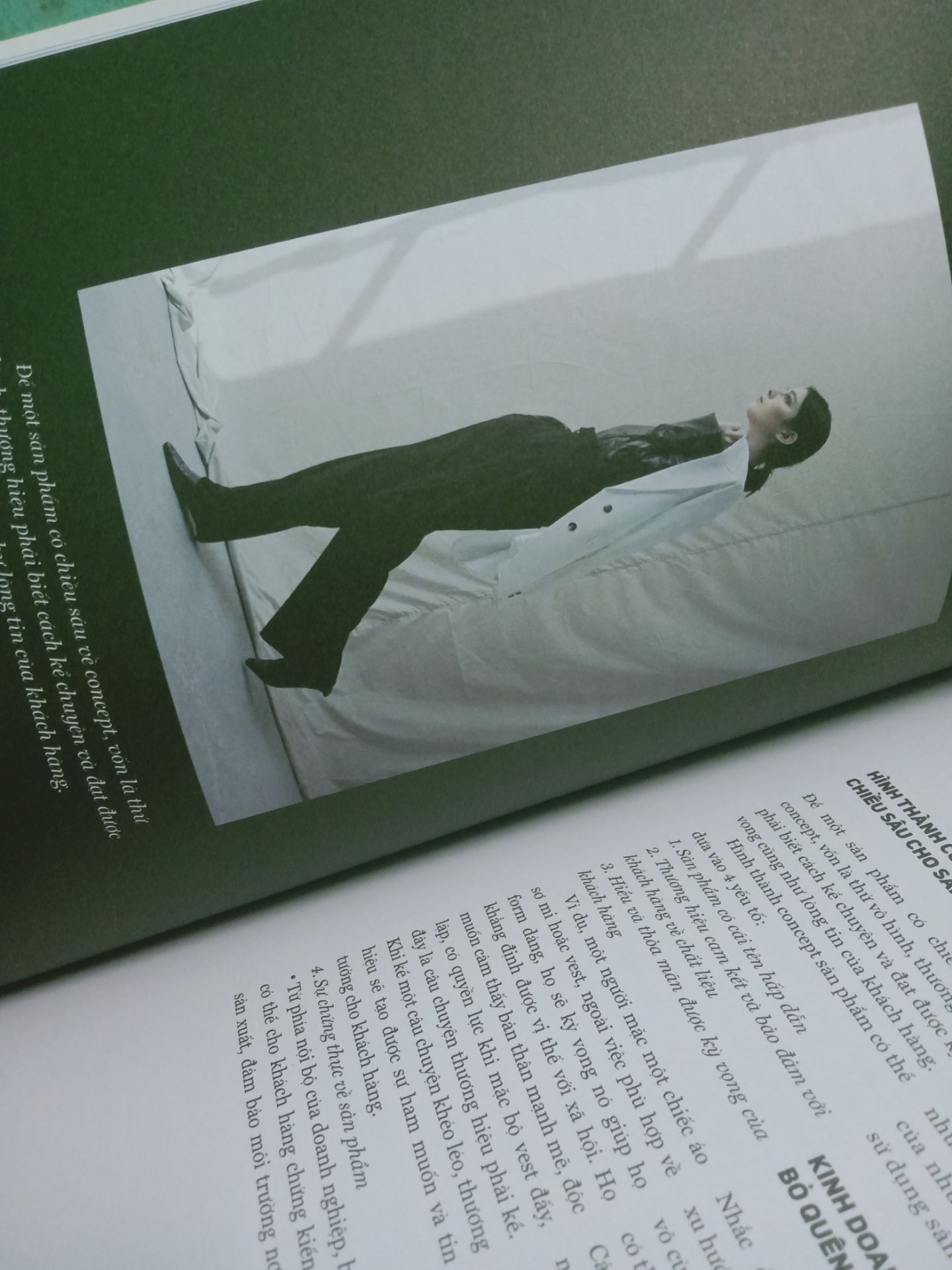 Sách đẹp thực sự ấy và mình rất vui khi đợi sách về^^
TRỪ VIỆC NHÂN VIÊN GIAO HÀNG TIKI THÁI ĐỘ KHÁ TỆ KHIẾN MÌNH HƠI KHÓ CHỊU. ỦA LÀM NGHÀNH DỊCH VỤ MÀ ĐỨNG ĐỢI KHÁCH 2,3 PHÚT CŨNG LÀM MÌNH LÀM MẨY KÊU LÂU LA VÀ ĐƯA SÁCH CHO TOI KIỂU NHƯ TÔI NHỜ VẢ GÌ ANH ẤY? RỒI ANH GỌI CÁI TÔI PHI ĐƯỢC THÂN QUA CỬA SỔ BAY XUỐNG LUÔN ĐƯỢC À???
Nchung túi vx ủng hộ tiki nhưng mong quý công ty nên chỉnh đốn lại dịch vụ KH:]]]