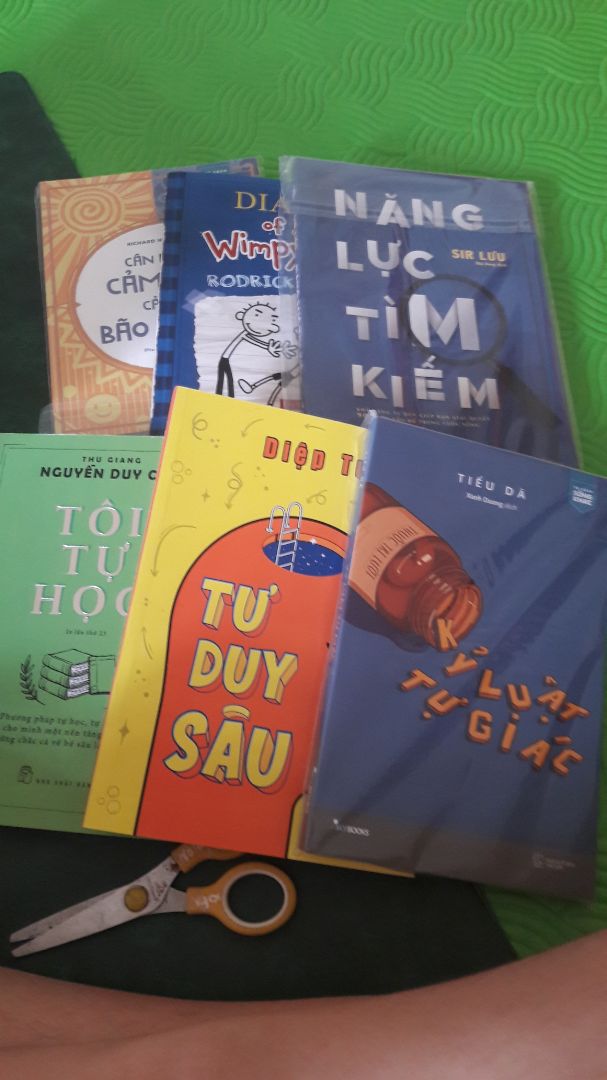Sách phù hợp với những ng mới bắt đầu đọc sách tiếng anh. Sách ko có bọc ngoài nhưng vẫn rất oke ạ, có 1 số họa tiết bóng cho bìa sách nhìn như 1 cuốn nhật kí thật sự. Bên trong bày trí như 1 cuốn nhật kí nên cũng rất cuốn để đọc ạ. Nói chung là e siu ưng mà đây là lần đầu mua ở Tiki ạ. Cảm ơn Tiki nhìuuu Sách phù hợp với những ng mới bắt đầu đọc sách tiếng anh. Sách ko có bọc ngoài nhưng vẫn rất oke ạ, có 1 số họa tiết bóng cho bìa sách nhìn như 1 cuốn nhật kí thật sự. Bên trong bày trí như 1 cuốn nhật kí nên cũng rất cuốn để đọc ạ. Nói chung là e siu ưng mà đây là lần đầu mua ở Tiki ạ. Cảm ơn Tiki nhìuuu