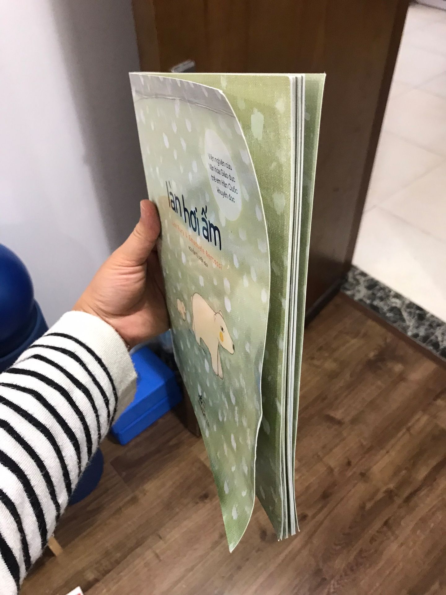 Sách đẹp, nội ding truyện rất hay, bé nhà mình rất thích. Mỗi tội không có bookcare nên sách dính mưa bị ướt, bìa bị cong với tách một chút ở đầu. Sách đang đẹp mà bị vậy xót ghê :(