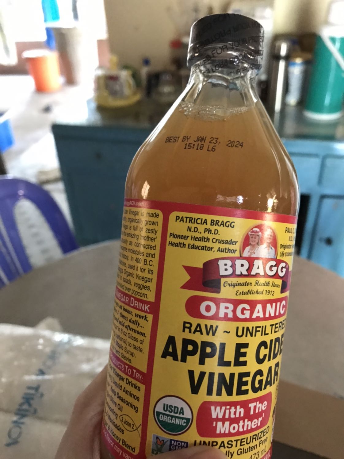 Mình mua 169k của shop May organic, mình rất hài lòng về cách đóng gói và hạn dùng còn dài, một phần do bản thân sản phẩm có hsd đến 5 năm. Thông tin nhập khẩu rõ ràng, nhà sản xuất đã niêm phong phía trong và ngoài nắp nên hạn chế rò rỉ sản phẩm. Về mùi thì cũng không quá kinh khủng như một số bạn miêu tả, nó là mùi đặc trưng của giấm lên men chưa qua tinh chế, giống loại giấm ở nhà tự nuôi lên men bằng rượu và chuối xiêm.