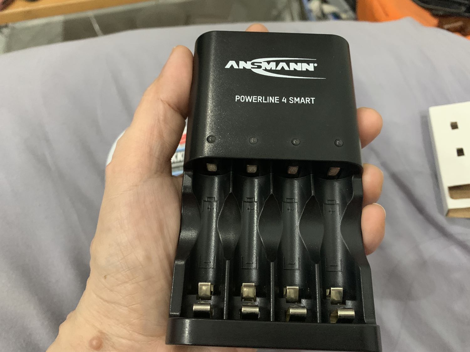 Hàng chắc chắn liền lạc. Sài đến nay vẫn ổn định. Sạc một pin riêng lẻ vẫn được. Có thể sạc được pin đũa (AAA) và pin tiểu đồng hồ (AA)