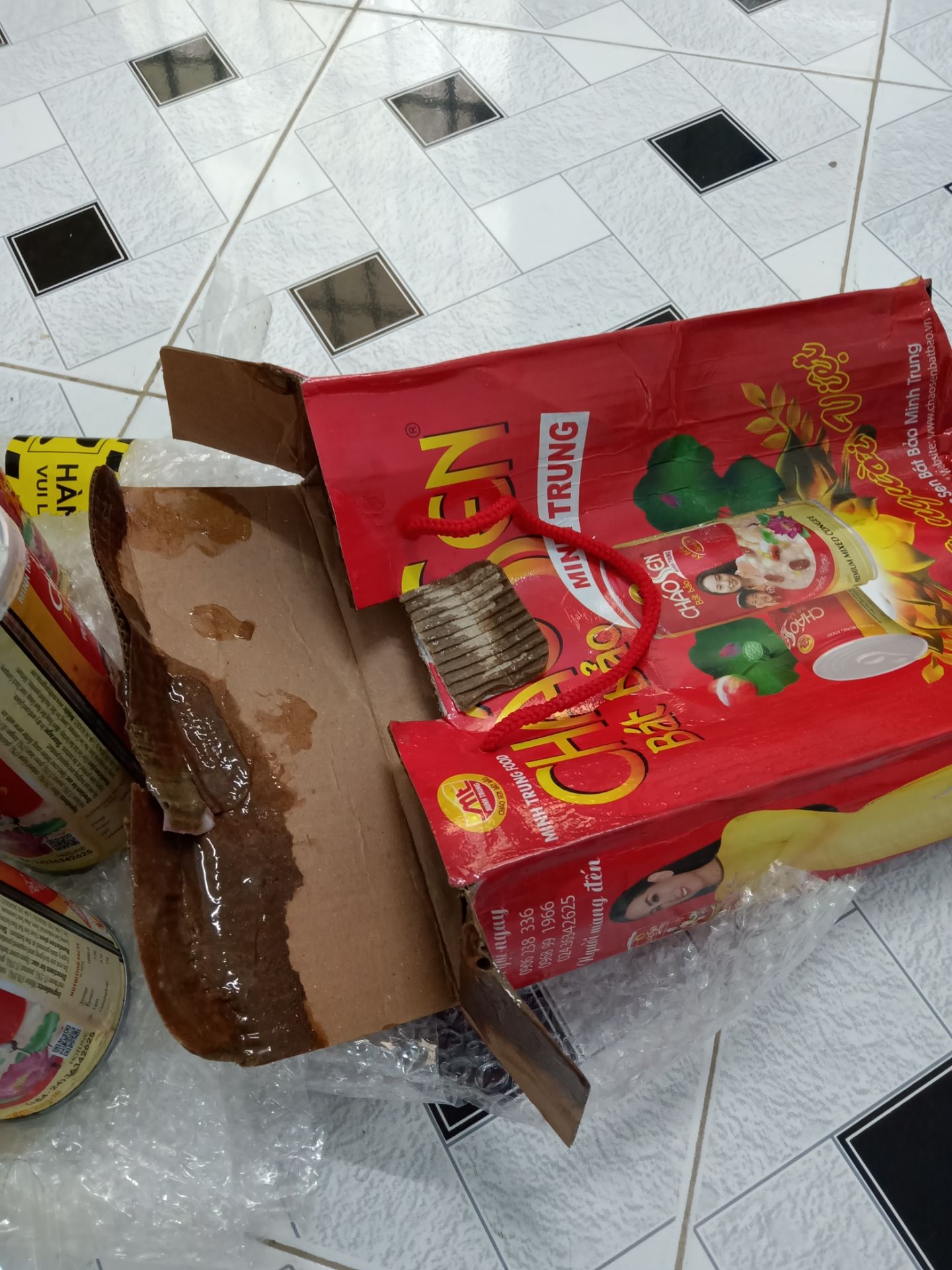 Shop đóng gói hàng có bọc chống sốc bên ngoài nhưng chẳng có tác dụng gì, *** bị bung cháo đổ bầy nhảy ra ngoài, lúc mở ra bốc mùi cực kỳ khó chịu, sẽ không mua lại.