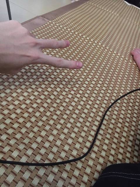 Hàng giao nhanh sản phẩm như hình nha mọi người..nằm mát lắm ạ

đường vân nổi sợi mây - dùng ổn, không bị mùi khó chịu khi nằm phòng điều hòa như chiếu nhựa 

dễ xử lý, dễ lau. màu đẹp, nhìn xịn xò. đơn lần trước thì loại khác hơi mỏng - nhưng đơn lần này thì tốt hơn.và dầy hơn. cho 5 sao nhazzz