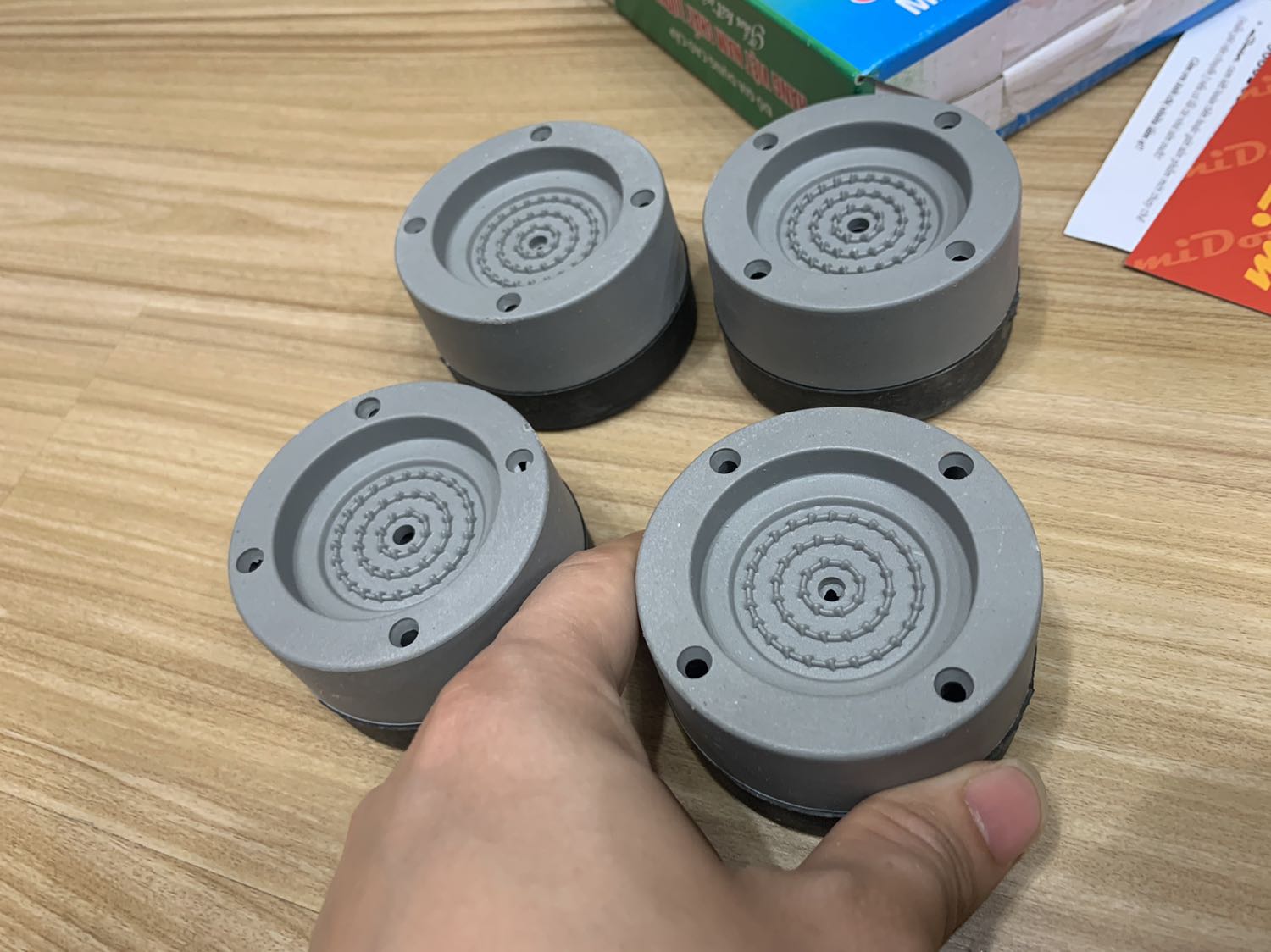 Kê được cái chân lên cái thấy nhẹ cả người, kiểu cứ lo bị điện giật, kê lên thấy yên tâm mà vệ sinh gầm máy dễ dơn