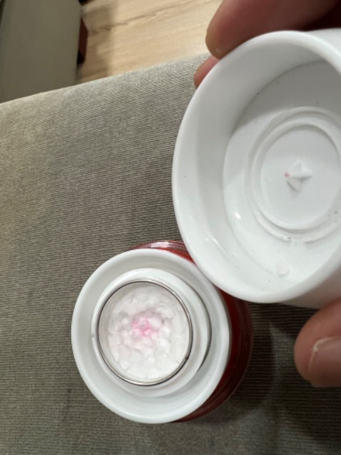 Bình mới mua khoảng 1 tuần, nắp bị tách lớp ở phần đầu dù trong quá trình sử dụng không có bất kỳ va đậy, hay rơi.
Đề nghị Supplier Tiki xem và xử lý cho khách hàng.