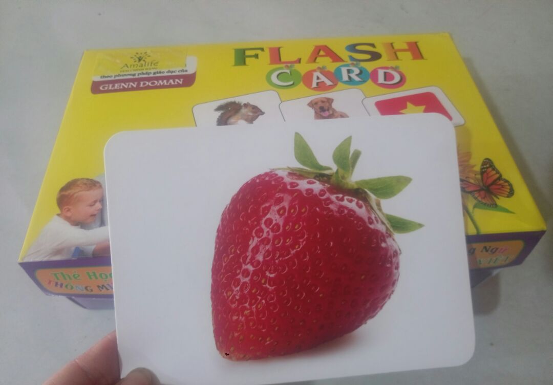 Giao hàng nhanh hơn dự kiến. Đóng gói cẩn thận. Sản phẩm rất ok. chất giấy cứng cáp. Màu sắc in rất đẹp tươi sáng rõ nét. Khổ to dễ nhìn. 
Mình góp ý là phần rau củ thì để những rau củ có nhiều màu sắc thì bé sẽ thích hơn.