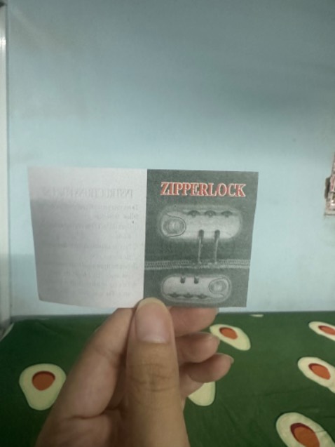 Kiểu dáng y hình, khoá kéo thao tác đơn giản dễ thay đổi mật khẩu. Săn được giá tốt rất hợp lý. Trọng lượng 2.5kg thích hợp để sử dụng đựng hành lý xách tay