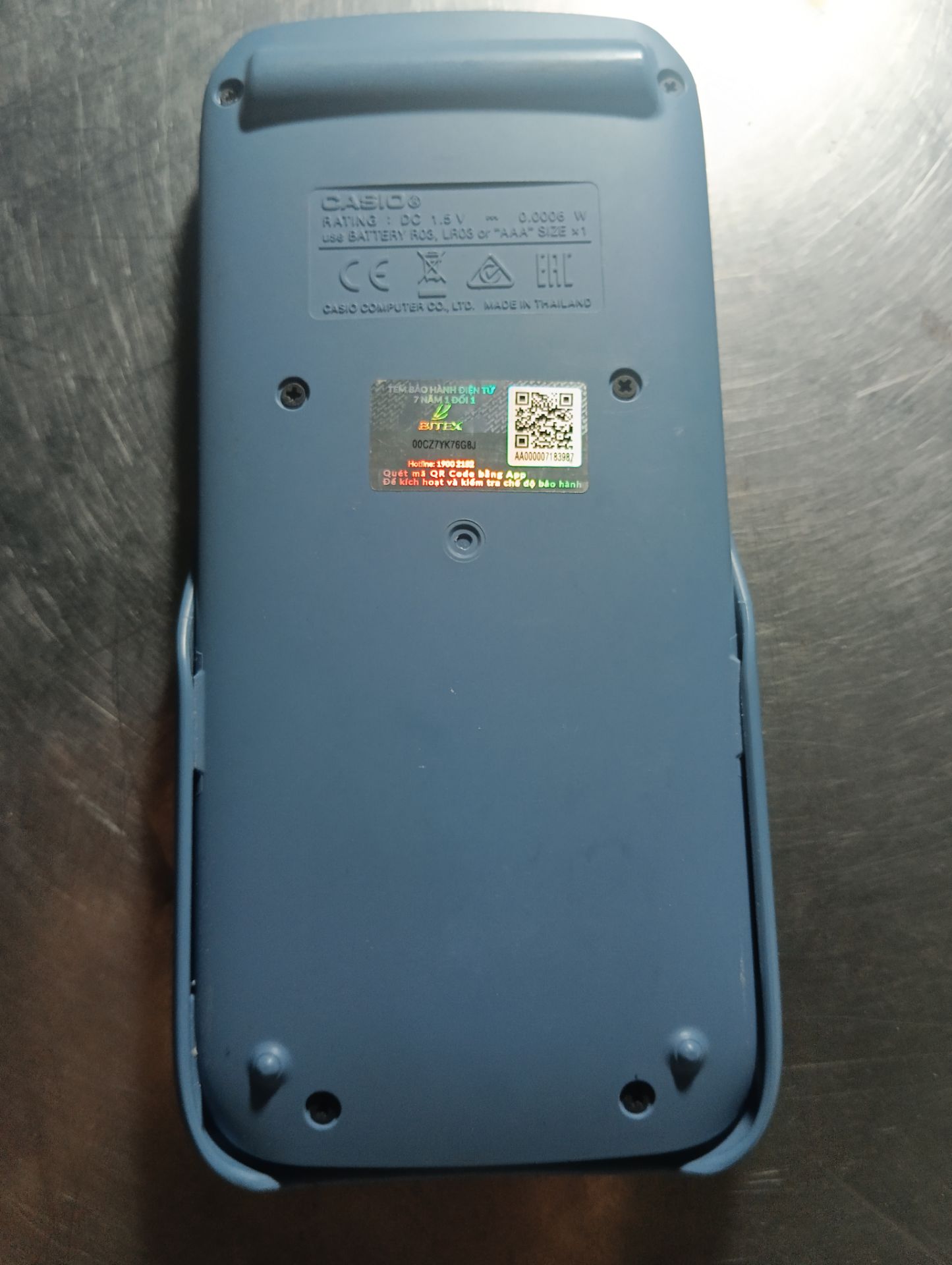 Hàng chính hãng (kích hoạt bảo hành qua app Bitex), giao nhanh (tối đặt, sáng mai có). Mình khui hàng ra thấy có 2 hộp đựng, hộp bên ngoài OK, tới hộp đựng đựng máy tính mình thấy khác so với review của mọi người và không thấy Phiếu bảo hành trong hộp. Tưởng hàng giả nên mình báo CSKH. Nhờ Tiki chỉ mình mới an tâm cào nhũ chỗ mã QR để kích hoạt bảo hành online. CSKH nói nếu kích hoạt BH được nghĩa là hàng chính hãng và mình đã kích hoạt thành công. Mọi người cứ an tâm chốt đơn đi nhé, hàng thật 100%, đợt này mình mua sale giá 660.900đ và được tặng 2 cây bút Pilot