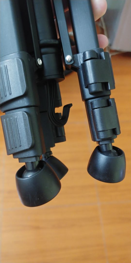 Sản phẩm hoàn thiện tốt, đóng gói đẹp và chắc chắn. Body kết hợp giữa nhôm và nhựa tổng hợp, phần nhôm hơi bám vân tay. Máy cao khoảng trên 140cm khi kéo dài các khớp nối ra. Overall thì đây là 1 tripod tốt trong tầm giá